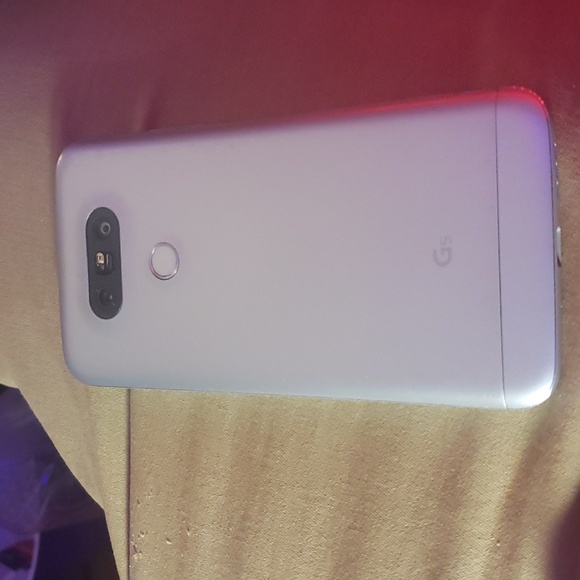 COPY - Cell phone brand NEW LG5 - Picture 3 of 3